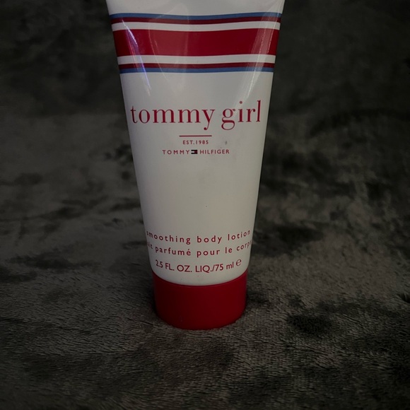 Tommy Hilfiger Tommy Girl Smoothing Body Lotion - Red and White - Picture 3 of 7